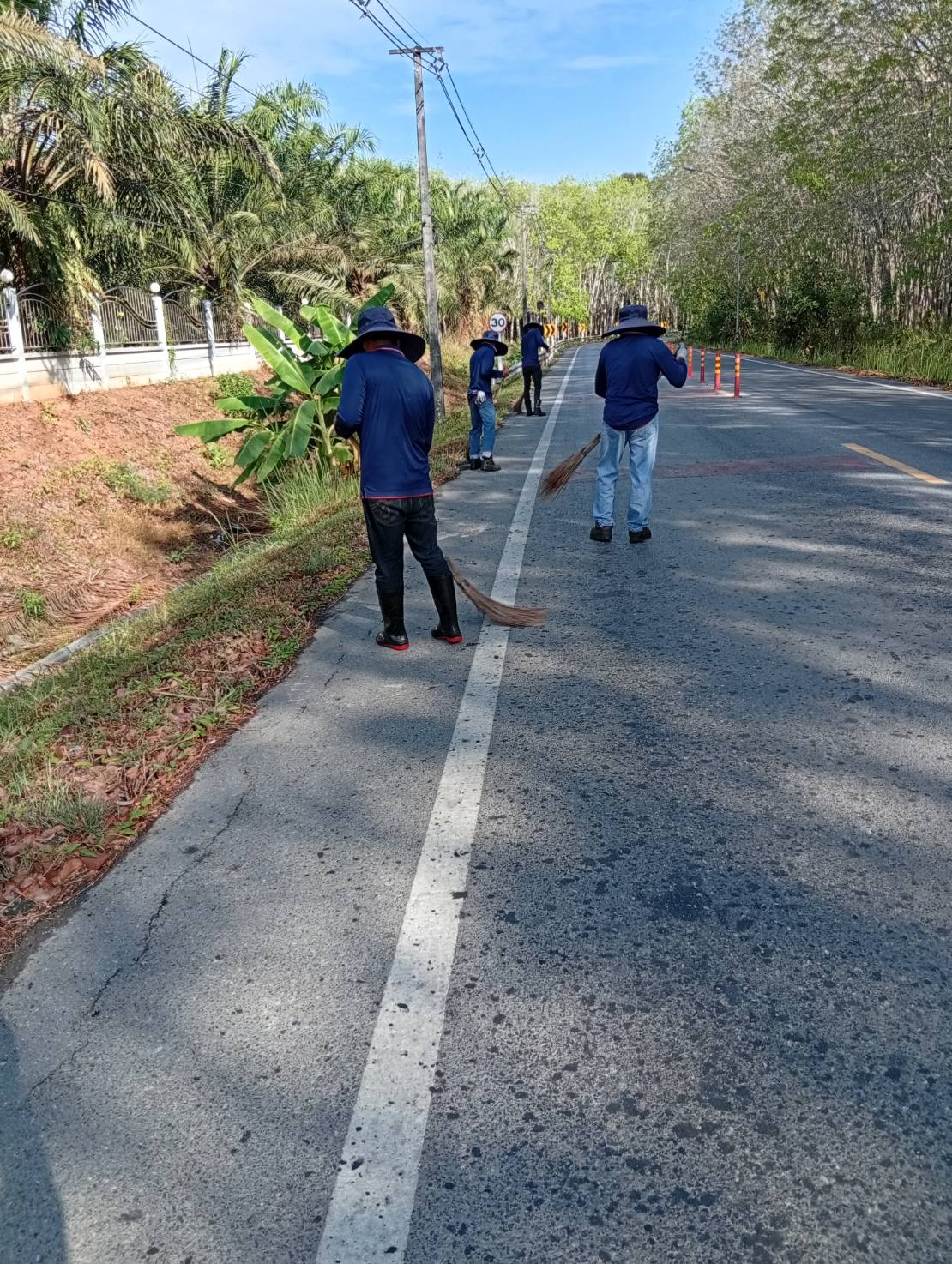 กวาดพื้นถนนและบริเวณข้างทางเข้าออกบริษัท