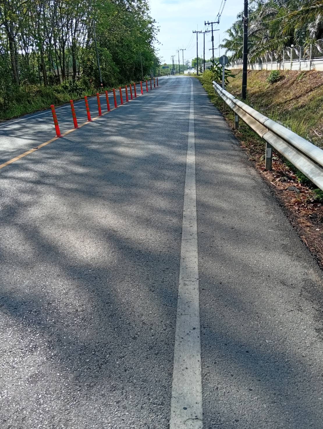 กวาดพื้นถนนและบริเวณข้างทางเข้าออกบริษัท