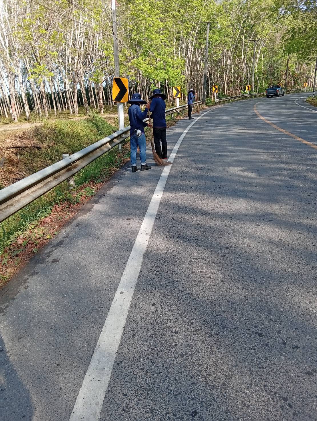 กวาดพื้นถนนและบริเวณข้างทางเข้าออกบริษัท