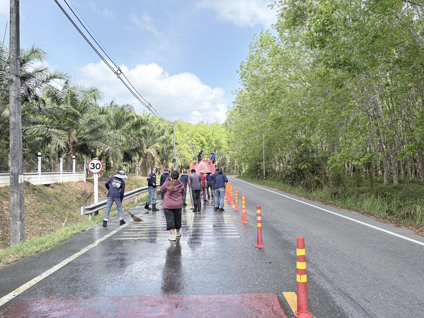 กิจกรรมทำความสะอาดพื้นถนนกำจัดสิ่งกีดขวางทางสัญจรและป้องกันการเกิดอุบัติจากการใช้ถนน