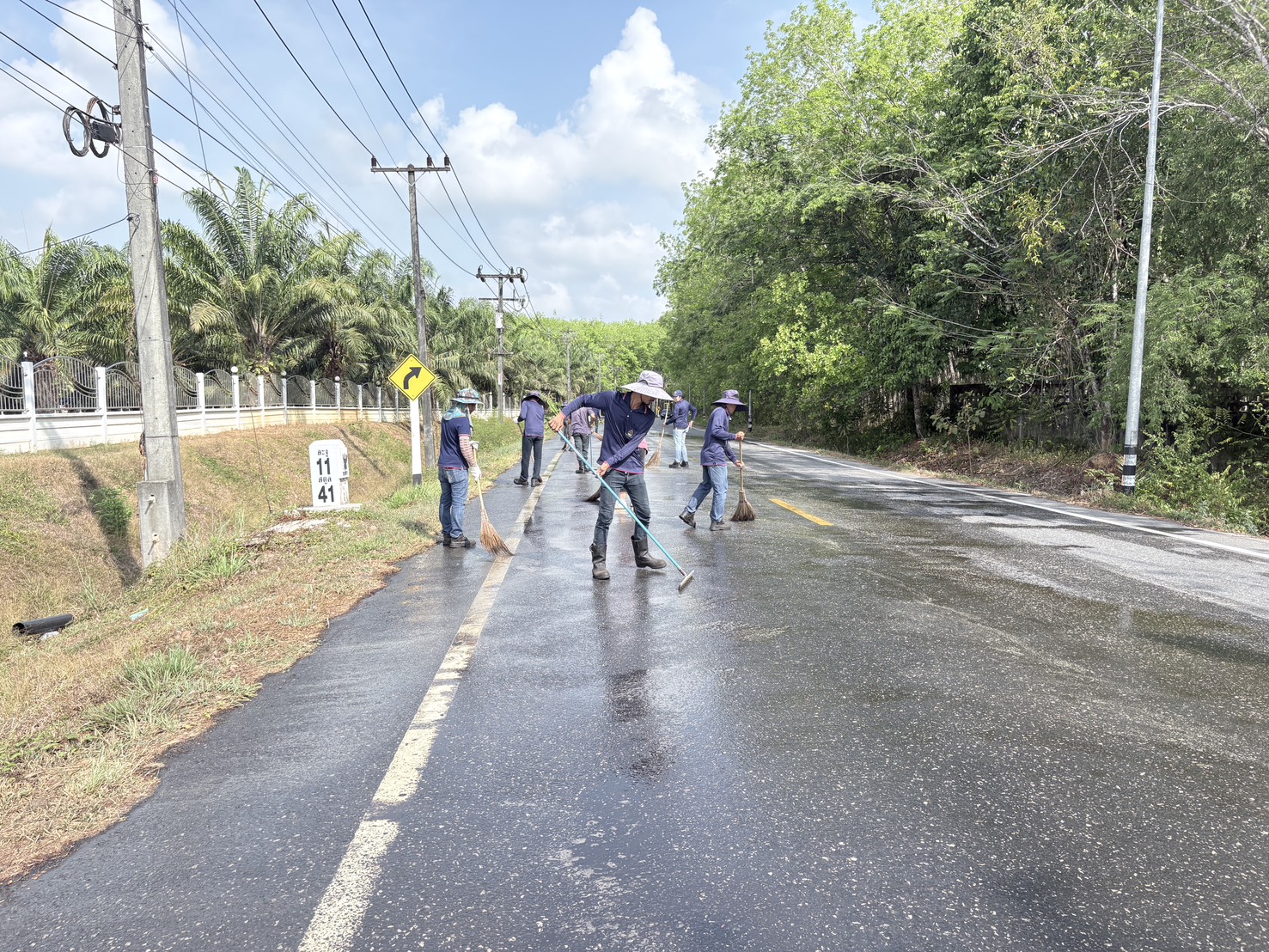 กิจกรรมทำความสะอาดพื้นถนนกำจัดสิ่งกีดขวางทางสัญจรและป้องกันการเกิดอุบัติจากการใช้ถนน