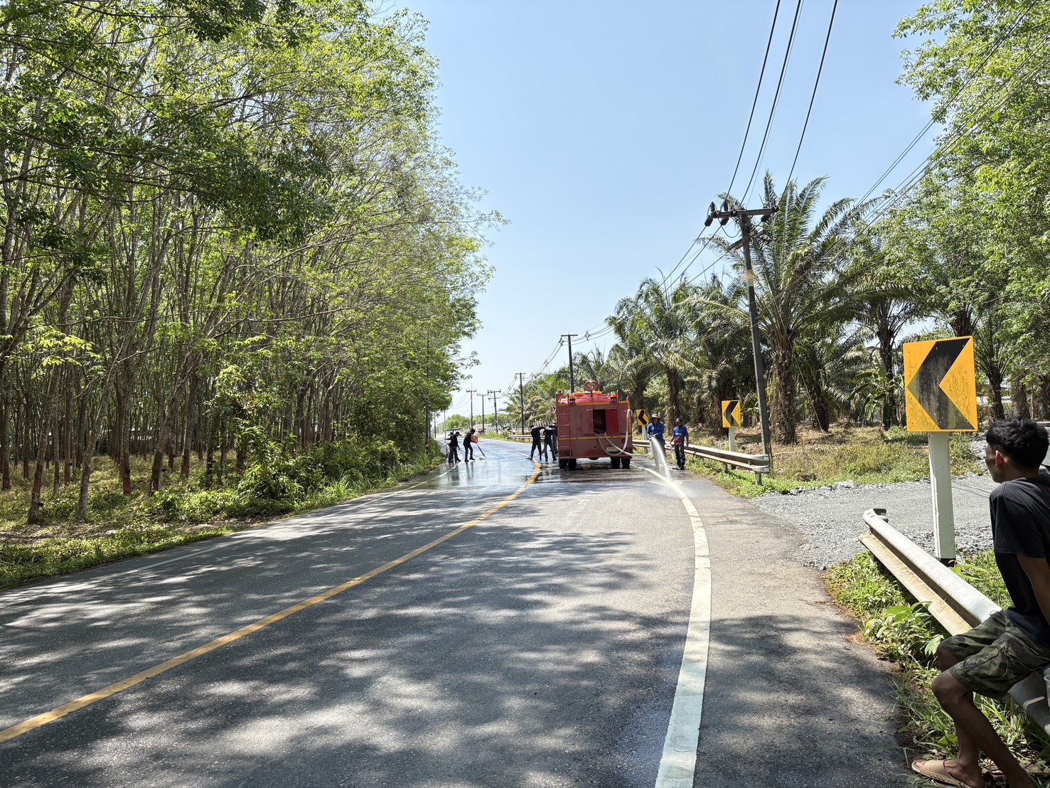 กิจกรรมล้างพื้นถนนบริเวณริมข้างทางเข้าและทางออกบริษัท