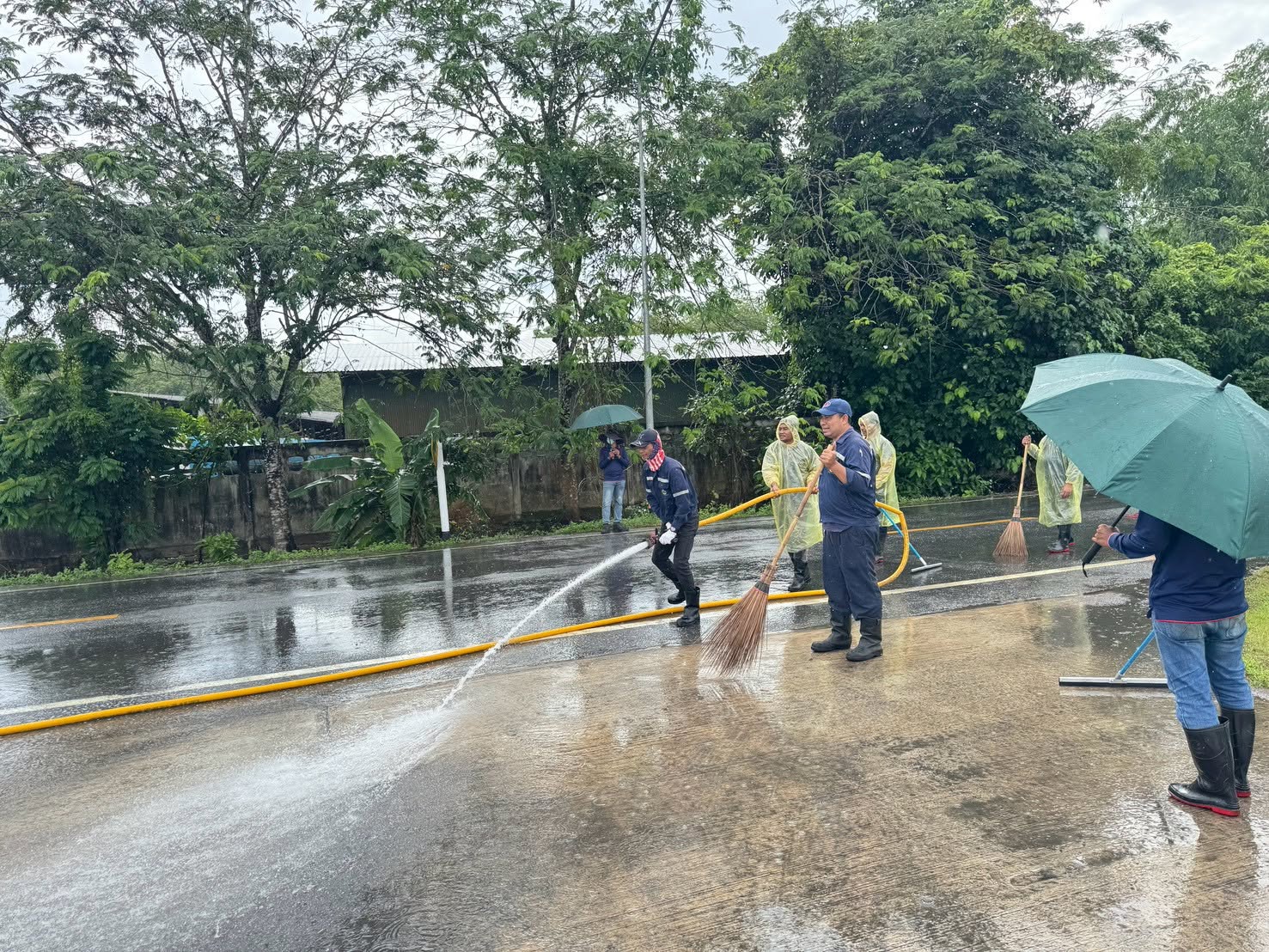 กิจกรรมทำความสะอาดพื้นถนนและป้องกันการเกิดอุบัติเหตุ